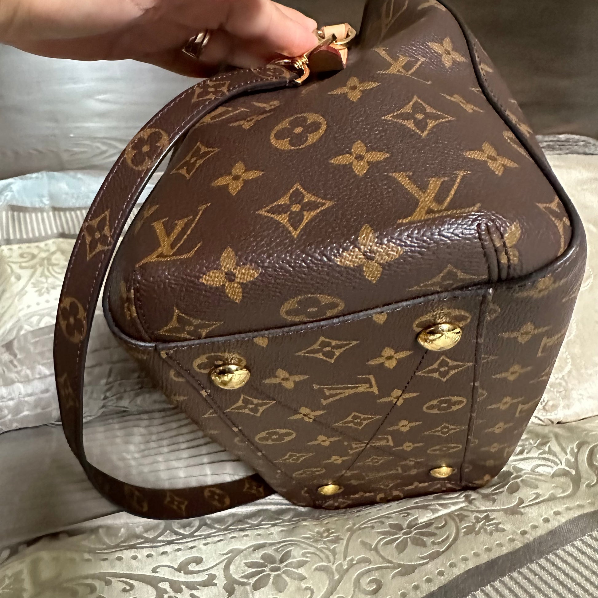 Louis Vuitton Montaigne MM with shoulder strap